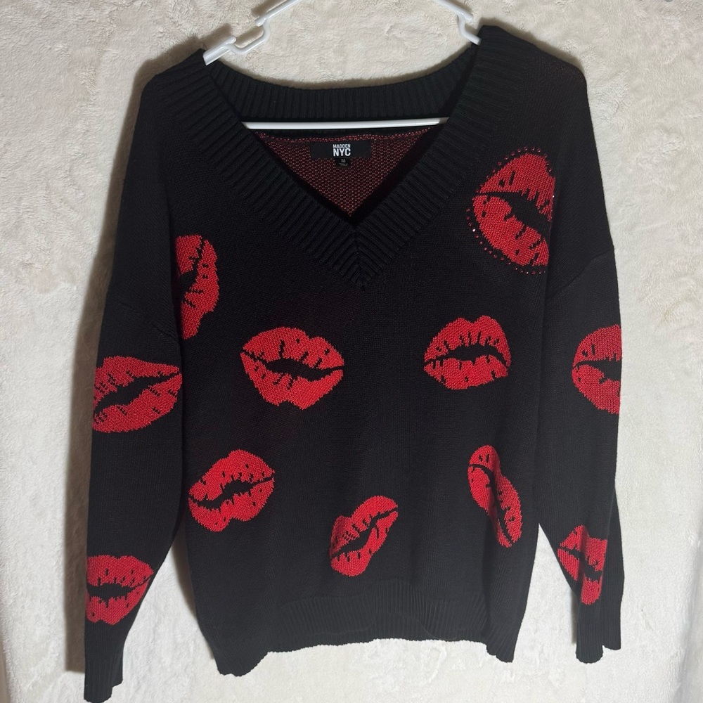 Madden NYC Black & Red Lip Print V-Neck Sweater Size M w/Rhinestones